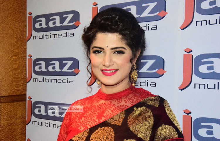 &lsquo;শিকারি&rsquo; ছবির সংলাপ ও চিত্রনাট্য লিখেছেন বাংলাদেশের আব্দুল্লাহ জহির বাবু আর ভারতের পেলে চ্যাটার্জি। ছবিটি যৌথভাবে পরিচালনা করছেন বাংলাদেশ থেকে সীমান্ত ও কলকাতার জয়দেব। ছবি&nbsp; : মাহবুব