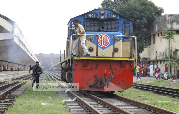 বন্দুক হাতে রেলগাড়ির সঙ্গে পাল্লা দিয়ে দৌড়াচ্ছেন শাকিব খান। কমলাপুর রেলস্টেশন থেকে ছবিটি তুলেছেন মাহবুব আলম।