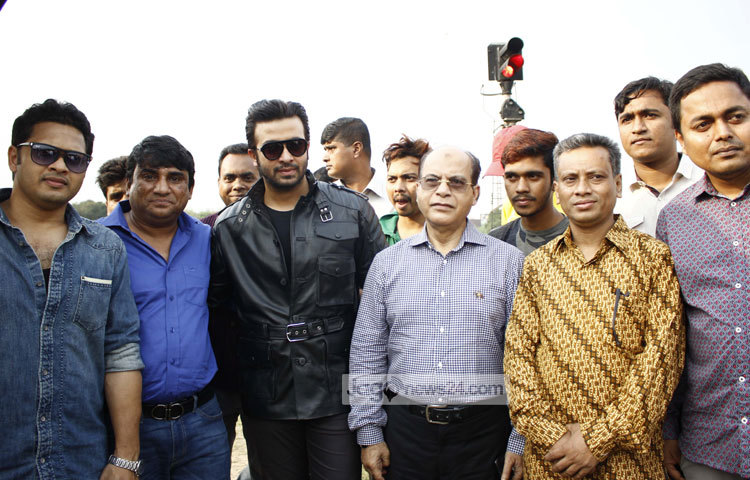 বৃহস্পতিবার &lsquo;শুটার&rsquo; ছবির শুভ মহরতের পর বিশিষ্ট ব্যক্তিদের সঙ্গে ফটোসেশনে অংশ নেন ঢাকাই ছবির কিং খান খ্যাত নায়ক শাকিব খান। কমলাপুর রেলস্টেশন থেকে ছবিটি তুলেছেন মাহবুব আলম।
