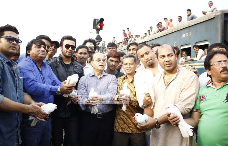 শান্তির পায়রা উড়িয়ে &lsquo;শুটার&rsquo; ছবির মহরতে অংশনেন শাকিব খান। কমলাপুর রেলস্টেশন থেকে ছবিটি তুলেছেন মাহবুব আলম।