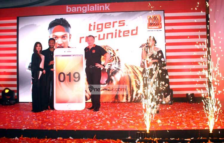 আগামী দুই বছর তারা দুজন বাংলালিংকের বিভিন্ন অনুষ্ঠানে অংশ নেবেন। ছবি : বিপ্লব দিক্ষিৎ।