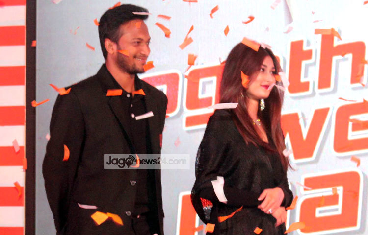 চুক্তি স্বাক্ষর অনুষ্ঠানে হাস্যজ্জ্বল সাকিব-শিশির। ছবি : বিপ্লব দিক্ষিৎ।