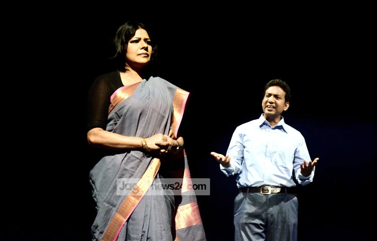 শিরিন বুকুল অভিনীত &lsquo;যুদ্ধ এবং যুদ্ধ&rsquo; নাটকটি দেখতে উল্লেখযোগ্য সংখ্যক দর্শকের উপস্থিতি লক্ষ করা গেছে। ছবি : মাহবুব আলম।&nbsp;