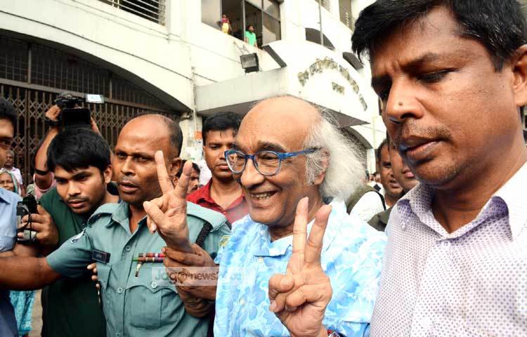 সাংবাদিক শফিক রেহমানের বিরুদ্ধে পাঁচদিনের রিমান্ড আবেদন করেছে পুলিশ। ছবি : বিপ্লব দিক্ষিৎ।