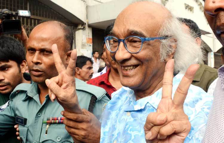 আদালতে হাজির হয়ে বিজয় চিহ্ন দেখাচ্ছেন সাংবাদিক শফিক রেহমান। ছবি : বিপ্লব দিক্ষিৎ।