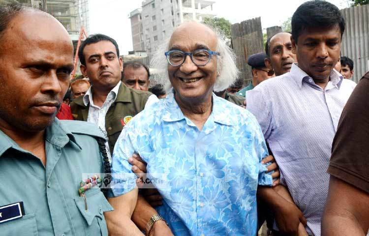 আদালত প্রাঙ্গনে হাস্যোজ্জ্বল শফিক রেহমান। ছবি : বিপ্লব দিক্ষিৎ।