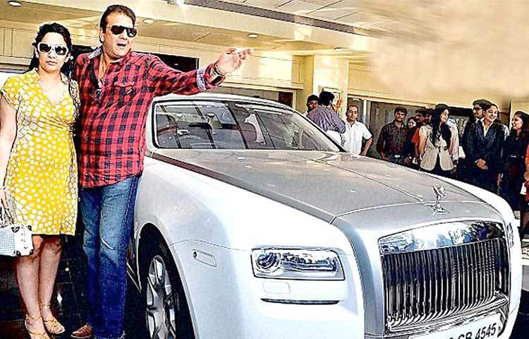 সঞ্জয় দত্ত : শক্তিমান এ অভিনেতার ফেরারি ৫৯৯ জিটিবি ও রোলস রয়েস ব্র্যান্ডের দুটি গাড়ি রয়েছে। তবে ফেরারির দাম ৩ কোটি টাকা বলে জানা গেছে।