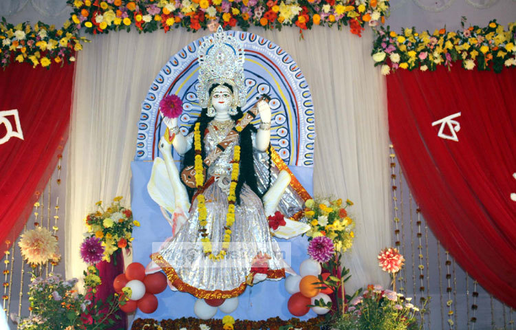 রাজধানী রাম কৃষ্ণ মন্দিরে আজ (১৩ ফেব্রুয়ারি)সরস্বতী পূজা উদযাপিতয় হয়ে। ছবি বিপ্লব দিক্ষিৎ