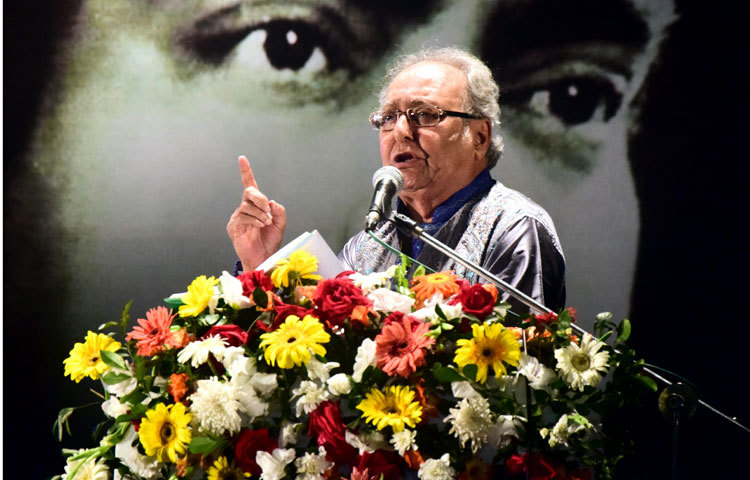 আবৃত্তিশিল্পী ও জাতীয় কবি কাজী নজরুল ইসলামের পুত্র কাজী সব্যসাচীর ৩৭তম মৃত্যুবার্ষিকী উপলক্ষে &lsquo;কাজী সব্যসাচী স্মৃতি পুরস্কার ২০১৬&rsquo; প্রদান করা হয়েছে। এবার এ পুরস্কার লাভ করেছেন পশ্চিমবঙ্গের বিখ্যাত আবৃত্তিশিল্পী ও অভিনেতা সৌমিত্র চট্টোপাধ্যায়। বুধবার জাতীয় জাদুঘরে এ পুরস্কার প্রদান করা হয়। ছবি :মাহবুব আলম