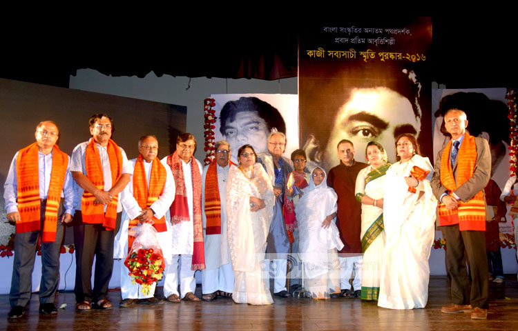 আবৃত্তিশিল্পী ও জাতীয় কবি কাজী নজরুল ইসলামের পুত্র কাজী সব্যসাচীর ৩৭তম মৃত্যুবার্ষিকী উপলক্ষে &lsquo;কাজী সব্যসাচী স্মৃতি পুরস্কার ২০১৬&rsquo; প্রদান করা হয়েছে। এবার এ পুরস্কার লাভ করেছেন পশ্চিমবঙ্গের বিখ্যাত আবৃত্তিশিল্পী ও অভিনেতা সৌমিত্র চট্টোপাধ্যায়। বুধবার জাতীয় জাদুঘরে এ পুরস্কার প্রদান করা হয়। ছবি :মাহবুব আলম