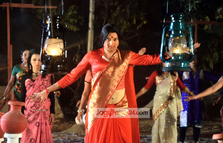 চিত্রনায়ক সাইমন সাদিক সম্প্রতি হিজড়া চরিত্রে অভিনয় করেছেন। ছবি : মাহবুব আলম