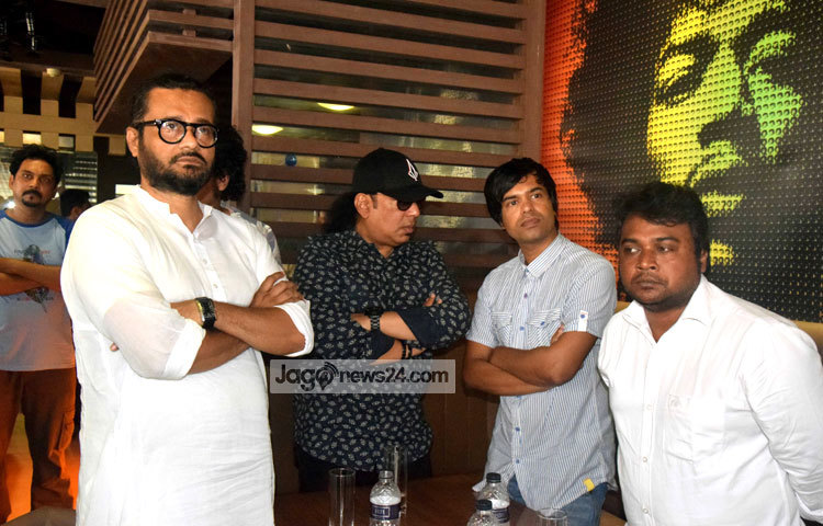 সংগীতমেলা&nbsp;উপলক্ষে আয়োজিত সংবাদ সম্মেলনের এক ফাঁকে ক্যামেরা বন্দী হয়েছেন শিল্পীরা। ছবি : মাহবুব আলম।