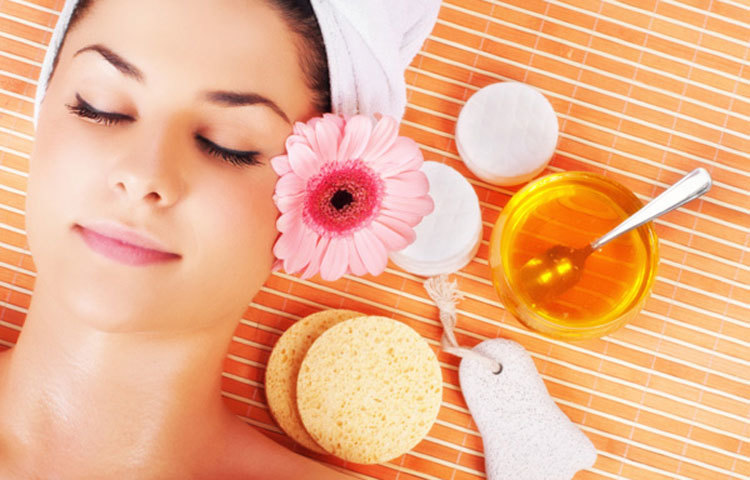 ব্ল্যাকহেডস : নাকের ওপর আর ঠোঁটের নিচের থুতনির ওপরের অংশে ব্ল্যাকহেডসের সমস্যায় কম-বেশি সবাইকেই ভুগতে হয়। এ থকে বাঁচতে চালের গুঁড়া, শসার রস, গাজরের রসের সঙ্গে সামান্য পরিমাণ অলিভ অয়েল মিশিয়ে ২০ মিনিট মুখে লাগিয়ে রাখতে হবে। এরপর মুখ ধুয়ে ফেলতে হবে।