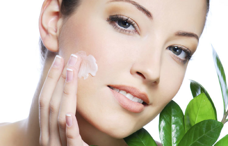 মরা চামড়া : ত্বকের ওপর মরা কোষগুলো জমলে ত্বক অনুজ্জ্বল দেখায়। নিয়মিত স্ক্রাবিংয়ের ফলে মরা কোষ ঝরে যায়। মাসে অন্তত দুবার মরা চামড়া তুলে ফেলা উচিত। স্বাভাবিকত্বকেরজন্য কাঠ বাদামের পেস্ট, চালের গুঁড়া, দুধ ও মধু মিশিয়ে লাগাতে হবে।