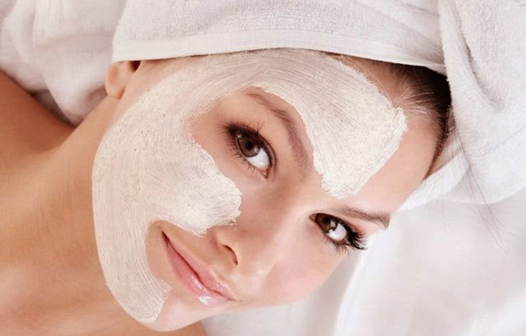 তৈলাক্ত ত্বকের জন্য : চালের গুঁড়া, পাকা পেপের রস, শসার রস এবং যাদের ব্রণের দাগ আছে, তারা মেথির গুড়া সামান্য মিশিয়ে লাগাতে পারেন।