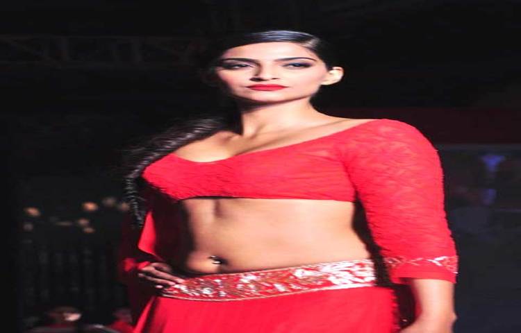 সোনম কাপুর : অভিনয়ের শুরুতে তার ওজন ছিলো ৮৬ কেজি।&nbsp; কিন্তু প্রথম ছবি &lsquo;সাওয়ারিয়া&rsquo;র জন্য তাকে ৩৫ কেজি ওজন কমাতে হয়েছিলো। এজন্য তিনি নিয়মিত যোগব্যায়াম, সঠিকভাবে ডায়েট করেছেন।