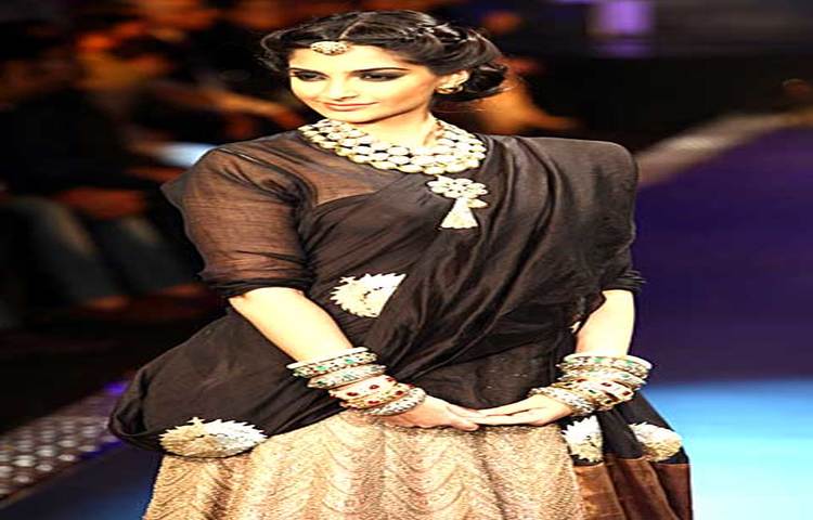 সোনম কাপুর : অভিনয়ের শুরুতে তার ওজন ছিলো ৮৬ কেজি।&nbsp; কিন্তু প্রথম ছবি &lsquo;সাওয়ারিয়া&rsquo;র জন্য তাকে ৩৫ কেজি ওজন কমাতে হয়েছিলো। এজন্য তিনি নিয়মিত যোগব্যায়াম, সঠিকভাবে ডায়েট করেছেন।