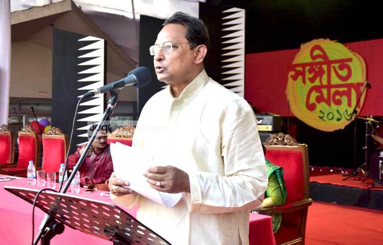 গতকাল (২৩ এপ্রিল) শিল্পকলা একাডেমিতে শুরু হয়েছে সংগীত মেলা-২০১৬। এতে বক্তব্য রাখছেন তথ্যমন্ত্রী হাসানুল হক ইনু। ছবি : মাহবুব আমল।