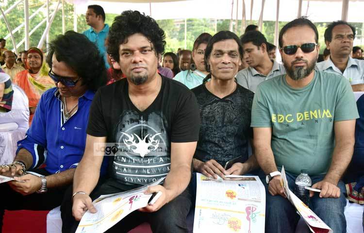 সংগীত মেলায় আড্ডার মুহূর্তে ব্যান্ড তারকা হাসান। ছবি : মাহবুব আমল।