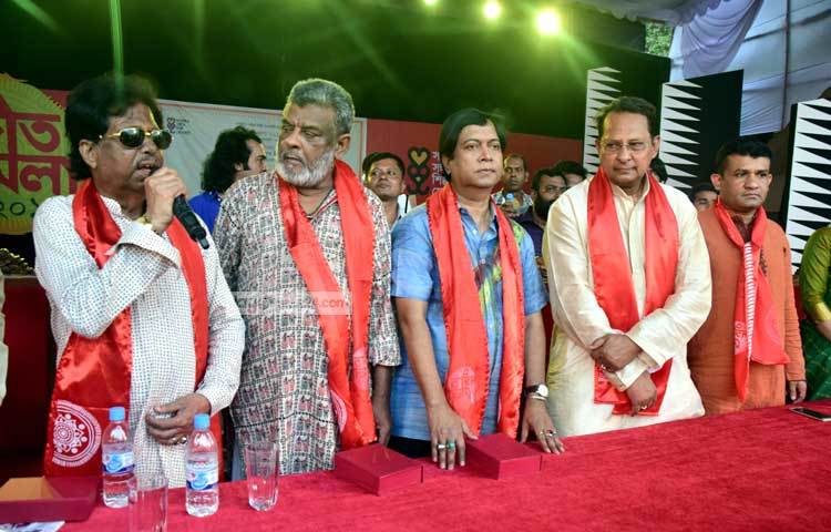 দেশীয় সংগীতের বিভিন্ন বিষয় তুলে ধরে বক্তব্য দিচ্ছেন বরেণ্য কণ্ঠশিল্পী আবদুল জব্বার। ছবি : মাহবুব আমল।