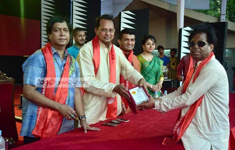 সংগীত মেলা উপলক্ষে শিল্পী আবদুল জব্বারের হাতে সম্মাননা তুলে দিচ্ছেন তথ্যমন্ত্রী হাসানুল হক ইনু। ছবি : মাহবুব আমল।