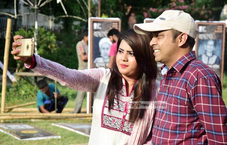 সংগীত মেলায় শিল্পী তপুকে পেয়ে সেলফি তুলছে এক ভক্ত। ছবি : মাহবুব আমল।