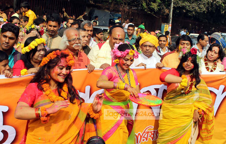 &lsquo;আহা আজি এ বসন্তে, এতো ফুল ফোটে, এত বাঁশি বাজে এতো পাখি গায়, আহা আজি এ বসন্তে।&rsquo; কবি গুরু রবীন্দ্রনাথ ঠাকুরের চিরায়ত এ গানের সুরে আজ জেগেছে সাবার হৃদয়। ছবিটি ঢাকা বিশ্ববিদ্যালয় এলাকা থেকে তুলেছেন-বিপ্লব দিক্ষিৎ
