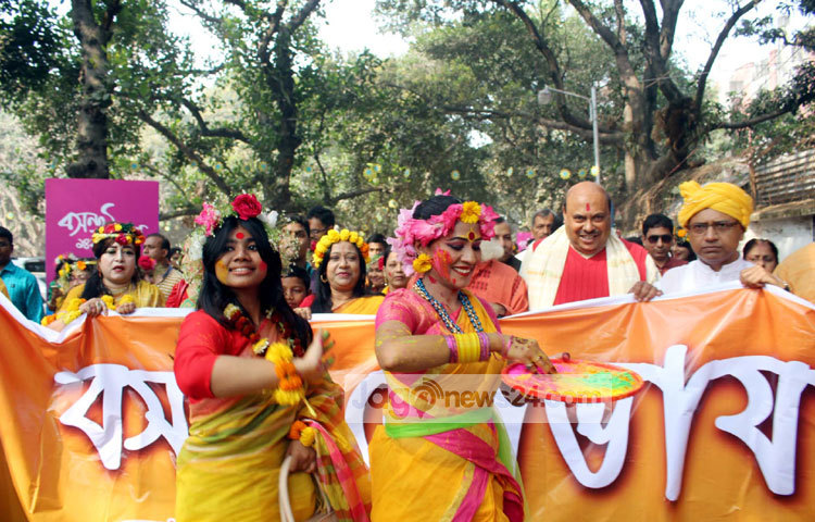 &lsquo;আহা আজি এ বসন্তে, এতো ফুল ফোটে, এত বাঁশি বাজে এতো পাখি গায়, আহা আজি এ বসন্তে।&rsquo; কবি গুরু রবীন্দ্রনাথ ঠাকুরের চিরায়ত এ গানের সুরে আজ জেগেছে সাবার হৃদয়। ছবিটি ঢাকা বিশ্ববিদ্যালয় এলাকা থেকে তুলেছেন-বিপ্লব দিক্ষিৎ