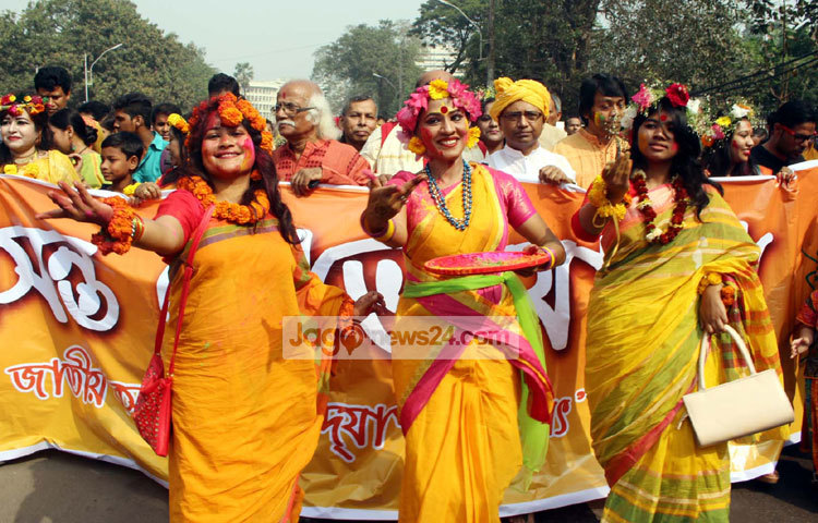 &lsquo;আহা আজি এ বসন্তে, এতো ফুল ফোটে, এত বাঁশি বাজে এতো পাখি গায়, আহা আজি এ বসন্তে।&rsquo; কবি গুরু রবীন্দ্রনাথ ঠাকুরের চিরায়ত এ গানের সুরে আজ জেগেছে সাবার হৃদয়। ছবিটি ঢাকা বিশ্ববিদ্যালয় এলাকা থেকে তুলেছেন-বিপ্লব দিক্ষিৎ