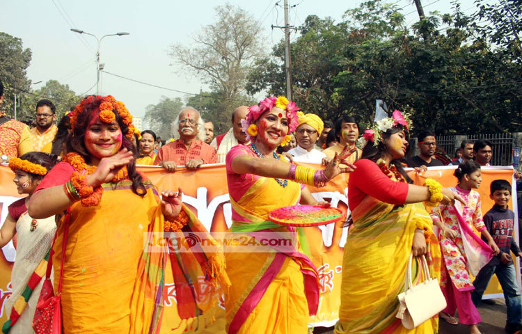 &lsquo;আহা আজি এ বসন্তে, এতো ফুল ফোটে, এত বাঁশি বাজে এতো পাখি গায়, আহা আজি এ বসন্তে।&rsquo; কবি গুরু রবীন্দ্রনাথ ঠাকুরের চিরায়ত এ গানের সুরে আজ জেগেছে সাবার হৃদয়। ছবিটি ঢাকা বিশ্ববিদ্যালয় এলাকা থেকে তুলেছেন-বিপ্লব দিক্ষিৎ