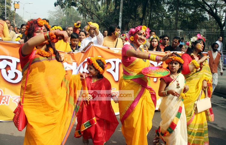 &lsquo;আহা আজি এ বসন্তে, এতো ফুল ফোটে, এত বাঁশি বাজে এতো পাখি গায়, আহা আজি এ বসন্তে।&rsquo; কবি গুরু রবীন্দ্রনাথ ঠাকুরের চিরায়ত এ গানের সুরে আজ জেগেছে সাবার হৃদয়। ছবিটি ঢাকা বিশ্ববিদ্যালয় এলাকা থেকে তুলেছেন-বিপ্লব দিক্ষিৎ