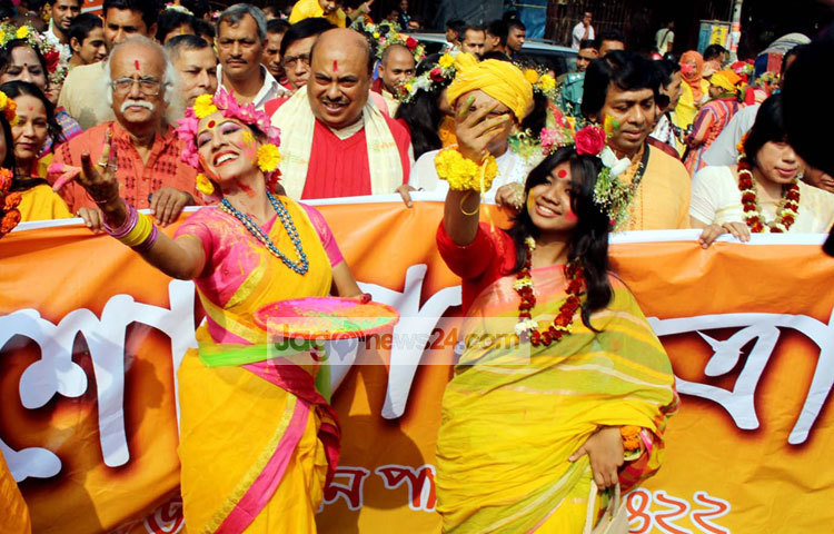 &lsquo;আহা আজি এ বসন্তে, এতো ফুল ফোটে, এত বাঁশি বাজে এতো পাখি গায়, আহা আজি এ বসন্তে।&rsquo; কবি গুরু রবীন্দ্রনাথ ঠাকুরের চিরায়ত এ গানের সুরে আজ জেগেছে সাবার হৃদয়। ছবিটি ঢাকা বিশ্ববিদ্যালয় এলাকা থেকে তুলেছেন-বিপ্লব দিক্ষিৎ