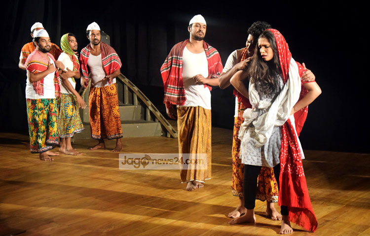 নাট্যদল আরশিনগরের প্রযোজনায় মঙ্গলবার সন্ধ্যায় জাতীয় নাট্যশালার পরীক্ষণ থিয়েটার হলে মঞ্চস্থ হয়েছে &lsquo;সে রাতে পূর্ণিমা ছিলো&rsquo;। ছবি : মাহবুব আলম।