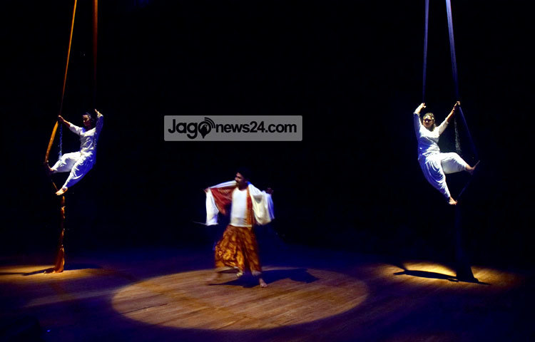 &lsquo;সে রাতে পূর্ণিমা ছিলো&rsquo; নাটকটির কাহিনি প্রেম ও সামষ্টিক বিহবলতার ওপর ভিত্তি করে বিন্যস্ত হয়েছে। ছবি : মাহবুব আলম।