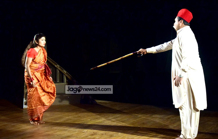 এ নাটকে দেখা গেছে, সুহাসিনী গ্রামের মফিজুদ্দিন সপরিবারে নিহত হওয়ার নানা ঘটনা। ছবি : মাহবুব আলম।