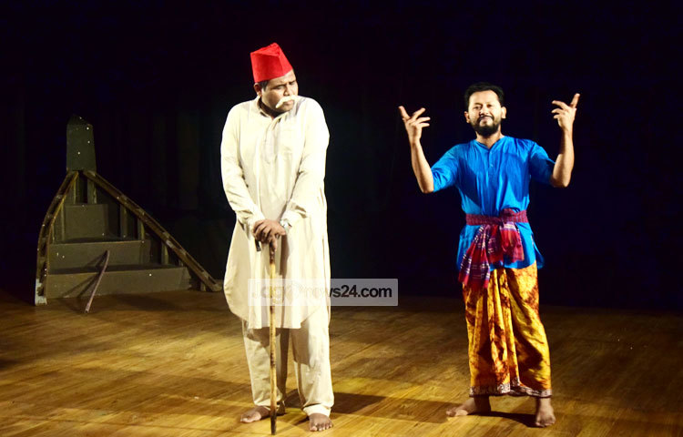 নাটকটি দেখতে আসা দর্শকের উপস্থিতি ছিলো চোখে পড়ার মত। ছবি : মাহবুব আলম।