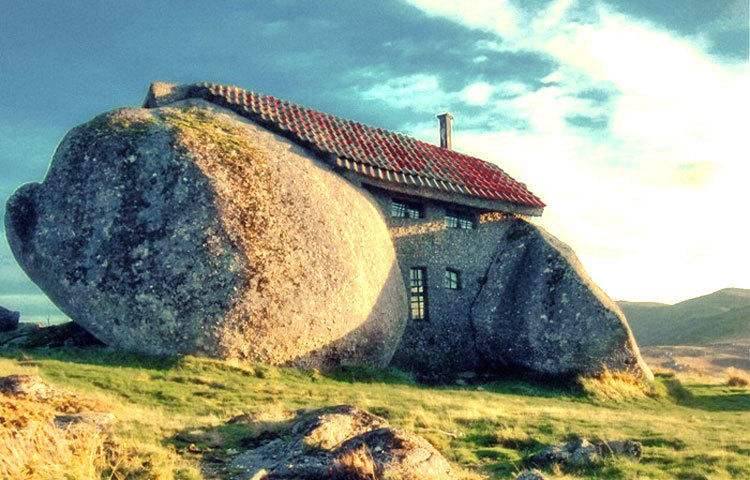 স্টোন হাউজ : পর্তুগালের এই দালানটি দেখলে যে কেউ অবাক হয়ে যাবে।