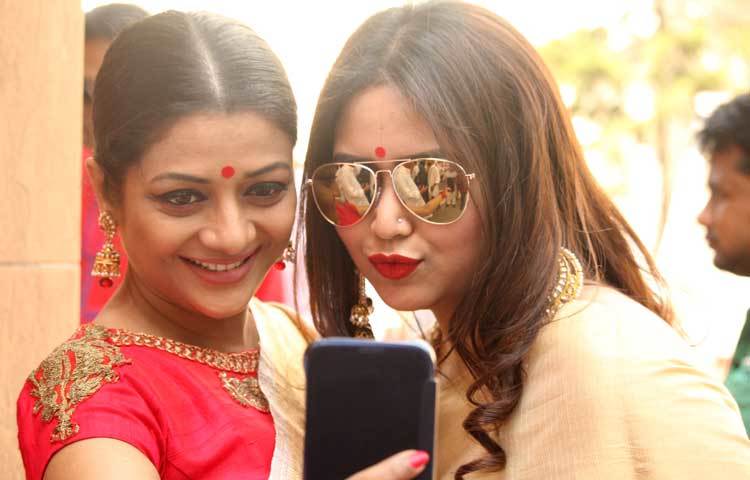 সুইটি ও ভাবনা সেলফিতে মশগুল। ছবি : মনজুরুল আলম।