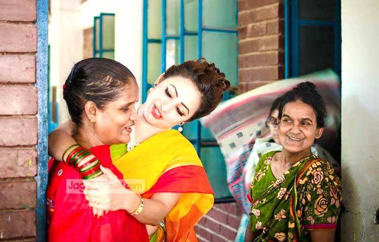 সুজানা প্রত্যেক শুক্রবারই প্রতিবন্ধীদের সঙ্গে রুটিন করে দেখা করেন।