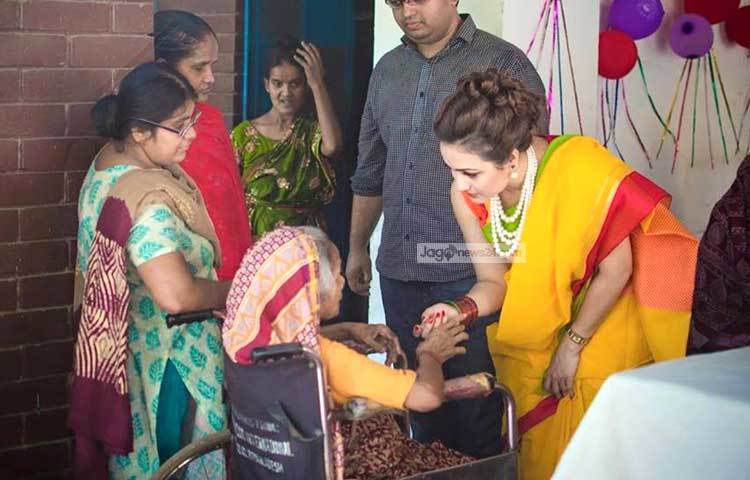 তাছাড়া সুজানা কাজের ফাঁকে একটু অবসর পেলে ছুটে যান উত্তরার প্রতিবন্ধীদের সেবা কেন্দ্র চেশায়ার হোমে।