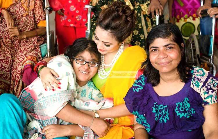 উত্তরার চেশায়ার হোমে ২৩ জনের মতো প্রতিবন্ধী থাকেন। এখানে এসে সুজানা প্রতিবন্ধীদের খোঁজখবর নেন। একসঙ্গে সময় কাটান।