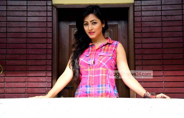 সুজানা মিডিয়ার রঙিন দুনিয়ার বাসিন্দা হবেন এমন পরিকল্পনা ছাড়াই এ অঙ্গনে এসেছেন। তার পরিবারে কেউ কখনও এ অঙ্গনের সঙ্গে সম্পৃক্ত ছিলেন না। এ অঙ্গনে এসেই তিনি সবার মন জয় করেছেন। ছবি : মাহবুব আলম