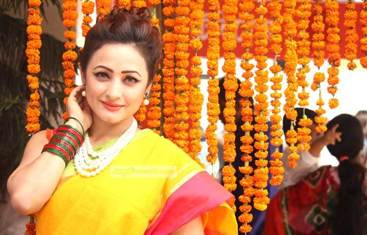 ফুলের জলসায় নিজেকে হারিয়েছেন সুজানা। ছবি : মনজুরুল আলম।