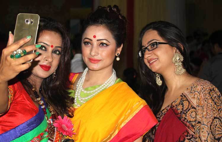 সেলফিতে সুজানা। ছবি : মনজুরুল ইসলাম।