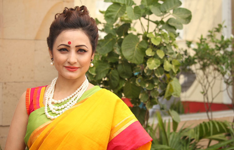 &nbsp;চোখে কাজল এঁকে সুজানার সাজ। ছবি : মনজুরুল ইসলাম।