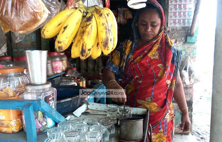 অনেক শ্রমিক মিলের কাজ ছেড়ে দিয়ে অন্য পেশায় যুক্ত হয়েছেন। এক সময়ের শ্রমিক শাহিদা বেগম মিলের পাশেই চায়ের দোকান দিচ্ছেন। ছবি : আকরামুল ইসলাম।