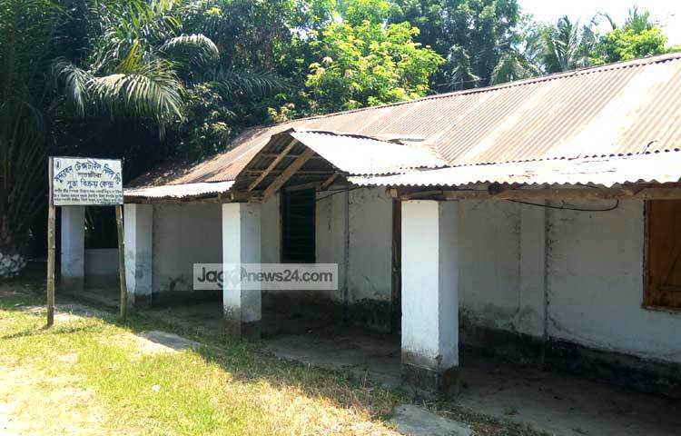 মিলটিতে বর্তমানে মাত্র ৩০০ শ্রমিক রয়েছে। তবে তাদের মধ্যে থেকে উপস্থিত থাকেন ১৫০-২০০ জন শ্রমিক। বাকি ১৫শ শ্রমিকের খবর কেউ রাখে না। ছবি : আকরামুল ইসলাম।