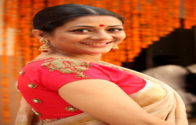 লালটিপে সুইটিকে মানিয়েছে বেশ। ছবি : মনজুরুল ইসলাম।