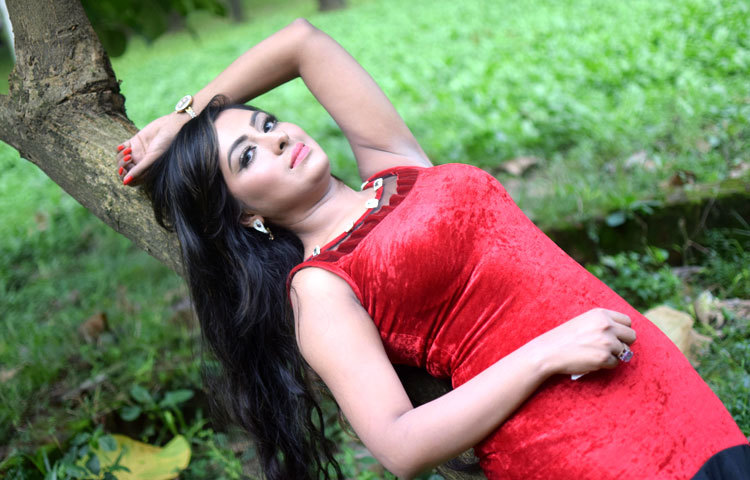 আগামীকাল দেশব্যাপী তানহা অভিনীত &lsquo;ভোলাতো যায় না তারে&rsquo; ছবিটি মুক্তি পেতে যাচ্ছে। এই ছবি দিয়েই তার অভিনয় যোগ্যতার প্রমাণ দিতে চান। ছবি : মাহবুব আলম।