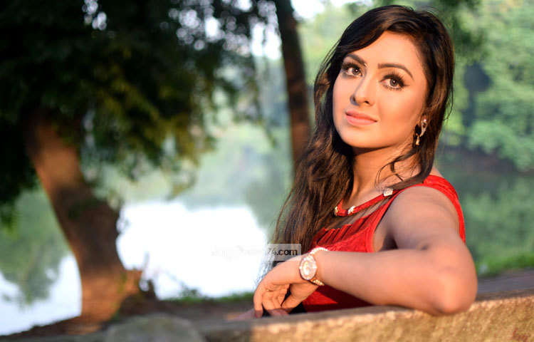 প্রকৃতির মাঝে মিশে যেতে পছন্দ করেন তানহা। তাইতো সময় পেলেই তিনি ছুটে যান প্রকৃতির খুব কাছাকাছি। ছবি : মাহবুব আলম।